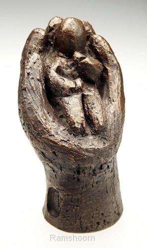 Beeld 15b in Zijn hand 9 cm brons