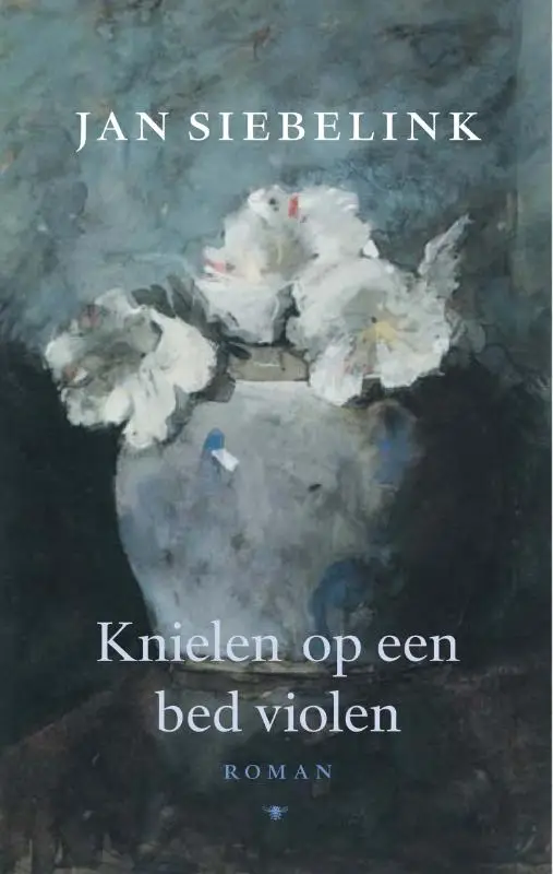 Knielen op een bed violen / druk 2